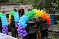 Zdobení aut Prague Pride